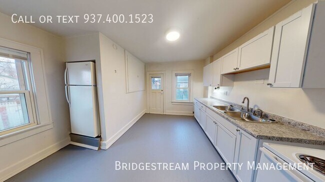 Building Photo - 1/2 OFF 1ST MONTH’S RENT! - Charming 3 bed...