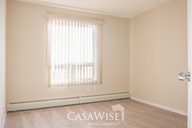 Building Photo - 7331-7331 South Terwillegar Dr NW