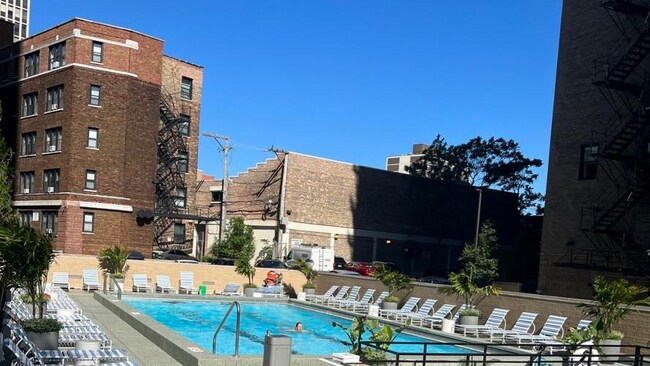 Foto del edificio - 2400 N Lakeview Ave