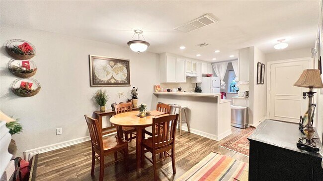 Foto del edificio - 7122 Wood Hollow Dr