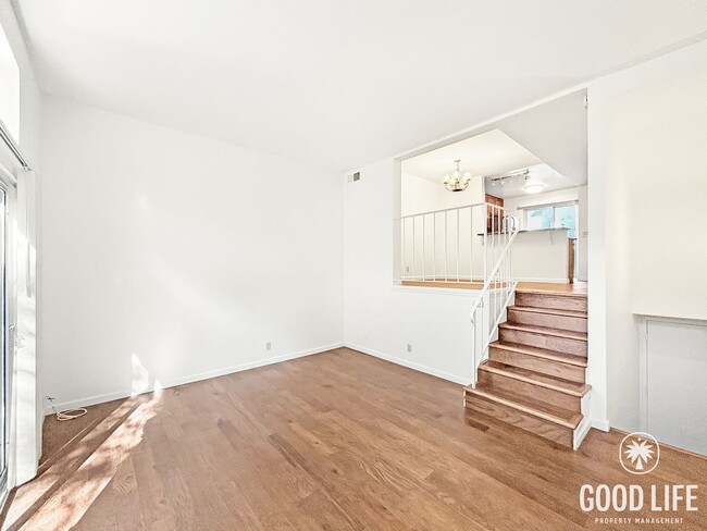 Foto del edificio - Bright 2B/1.5BA Townhouse in La Jolla w/ Hardwood, In-Unit Laundry & Attached Garage!