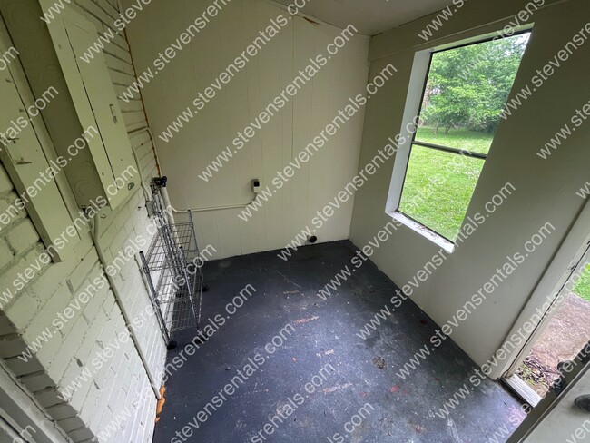 Building Photo - 721 Blackstone Ave