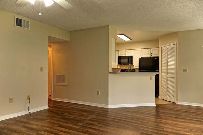 Building Photo - 2 Bed / 2 Bath 1st Floor, Condo in Townes ...