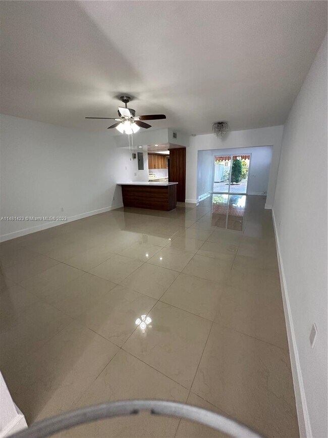 Building Photo - 7417 Twin Sabal Dr