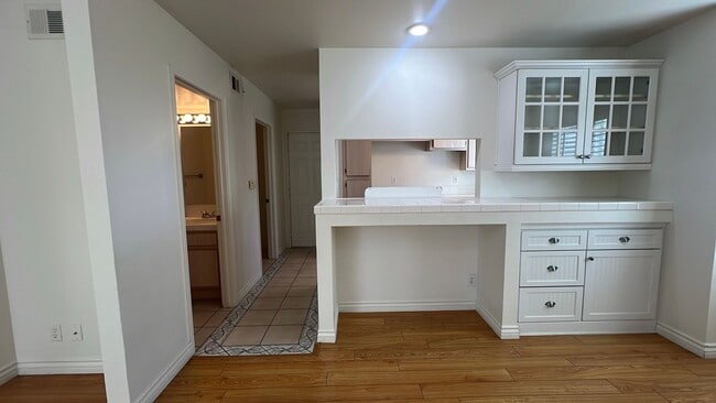 Building Photo - Townhouse in gated community near A.V. Col...