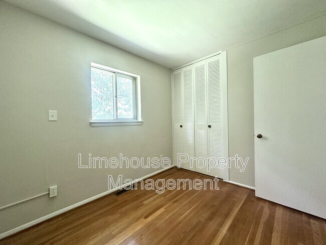 Foto del edificio - 562 Briar Hill Rd