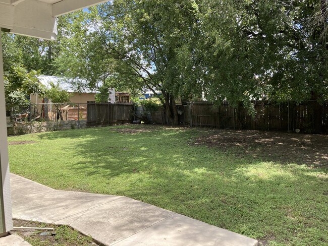 Foto del edificio - Updated 2 Bedroom Home with Bonus Room and Covered Patio