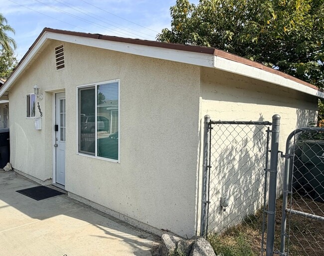 Building Photo - One-bedroom, one-bathroom apartment located in Riverside!
