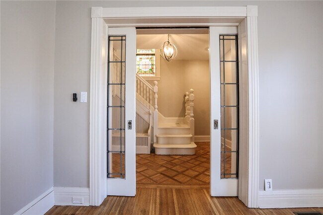 Foto del edificio - 739 University Ave