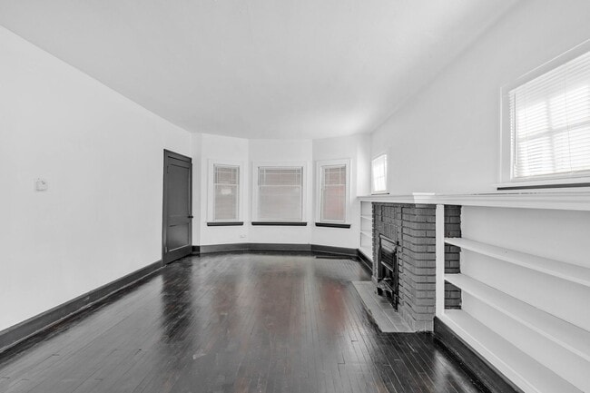 Foto del edificio - 3058 E 116th St