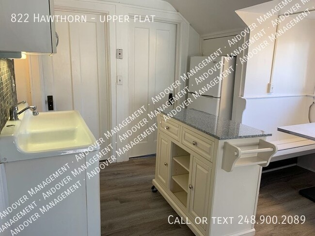 Building Photo - 822 Hawthorn-upper flat