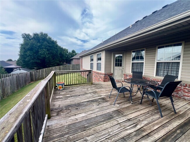 Building Photo - 800 Sienna Dr