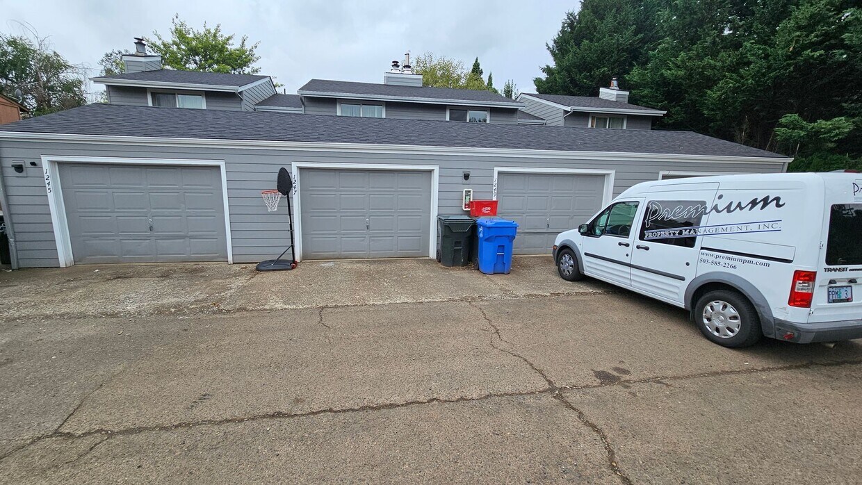 Foto principal - 1st Full Month FREE!! - Two Bedroom Apartm...