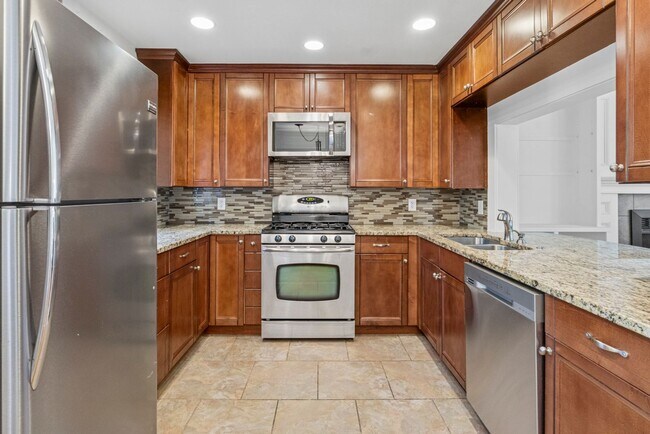 Foto del edificio - Bright Cozy Home w/ Deck & Yard Near Des Moines Marina