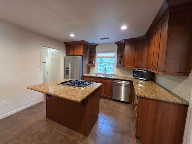 Building Photo - 1510 W Beverly Dr