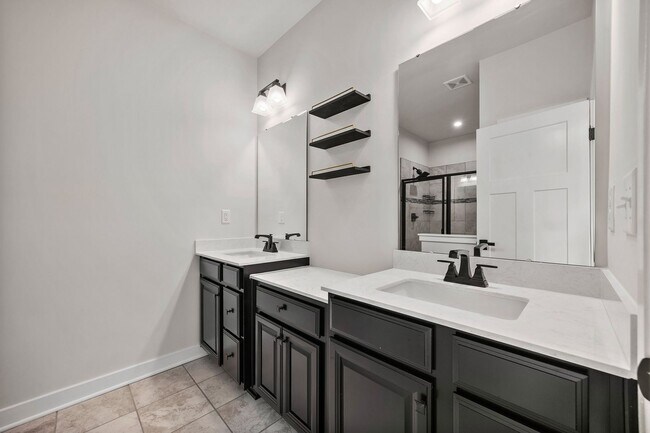 Foto del edificio - Gorgeous 4 bed 3.5 bath in Trinity Townes ...