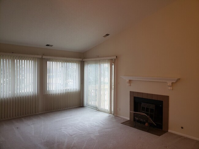 Building Photo - 1068 Pine Tree Circle North