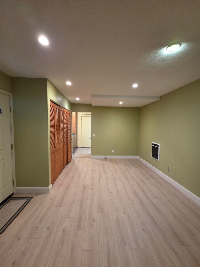 Living room, new floor, fresh paint - 2753 Sulphur Dr
