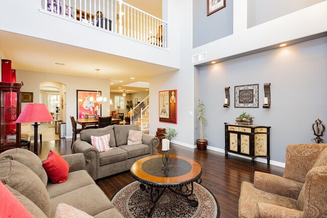 Foto del edificio - Stunning 4 bedroom 3.5 bath home with 3 ca...