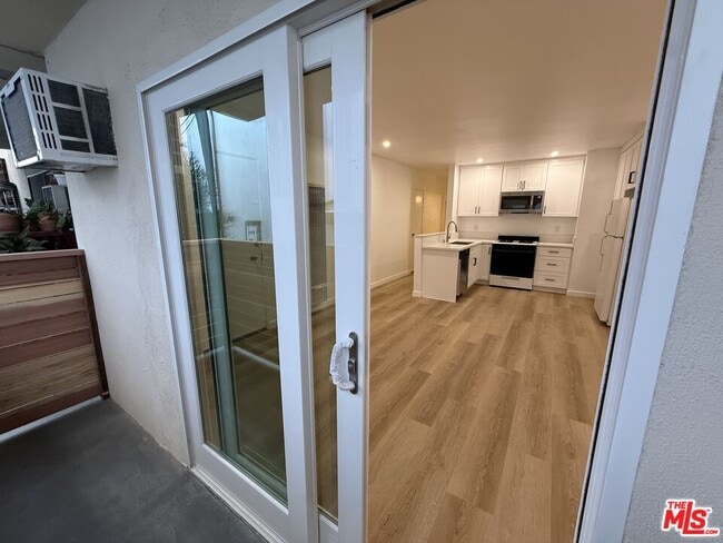 Building Photo - 1333 N Fuller Ave