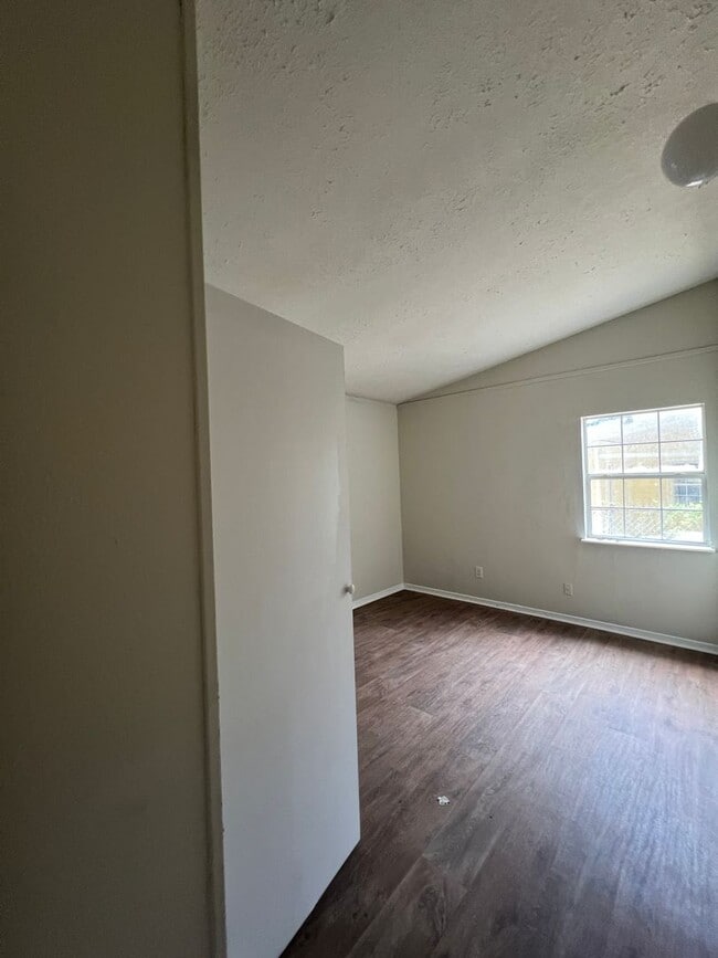 Building Photo - 906 Kings Rd