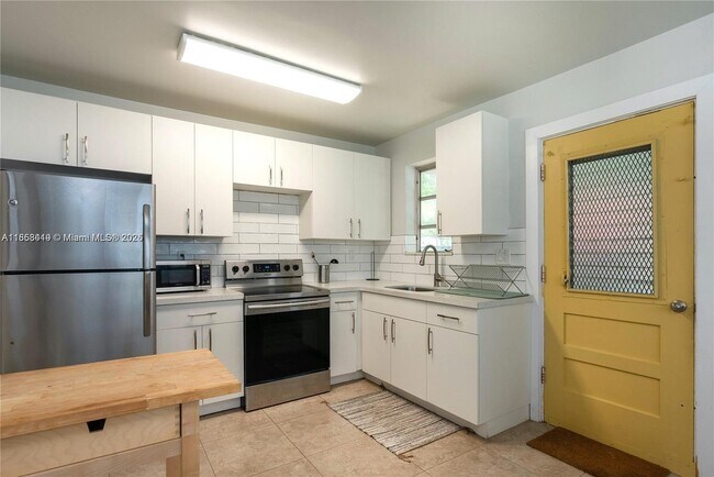 Building Photo - 320 NE 55th Terrace