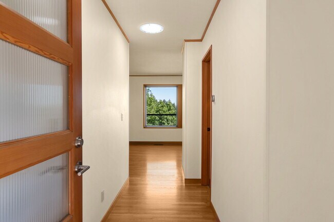 Foto del edificio - 2445 SW Montgomery Dr
