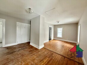 Building Photo - 32 Hall St