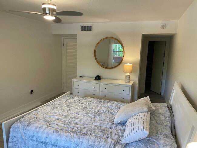 Building Photo - "Charming 1-Bedroom Oasis with Spacious Living in the Heart of Coral Gables!"