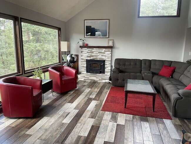 Foto del edificio - "Charming FULLY FURNISHED Evergreen Retreat: Spacious 4-Bed, 3-Bath Home on Fern Gulch Drive!"