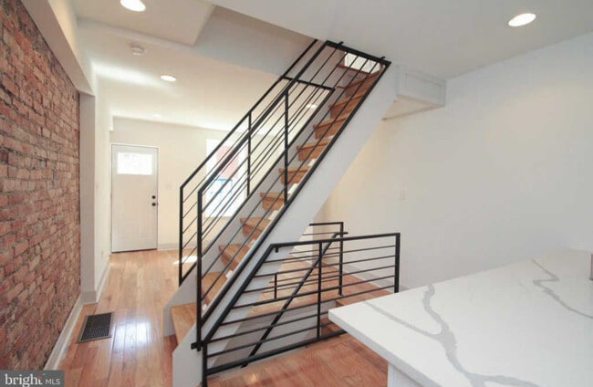 Building Photo - 2527 E Gordon St