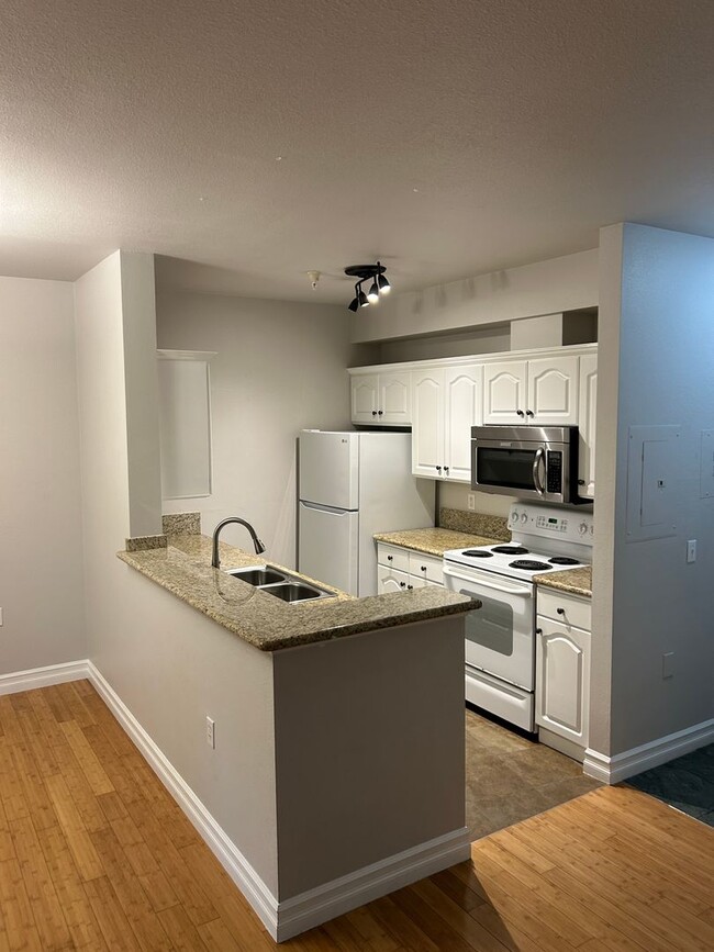 Building Photo - 1B, 1BA Modern Condo at Bokara By The Lake...