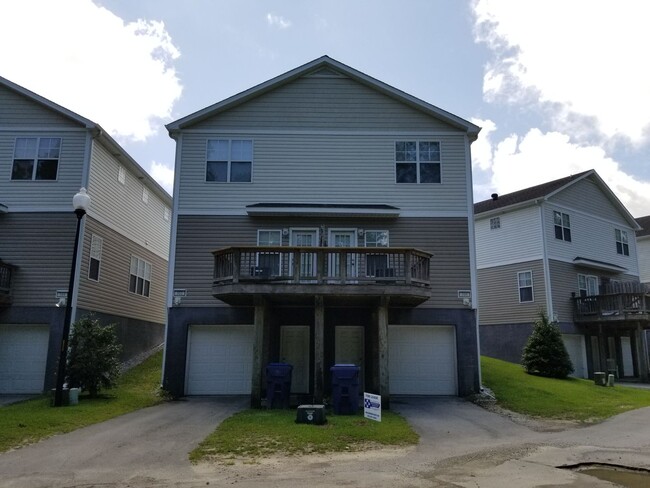 Building Photo - 2 Bedroom 2.5 Bath Townhouse with garage a...