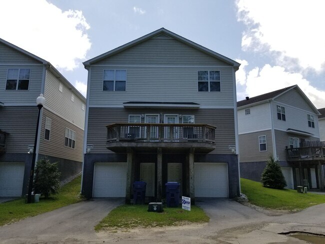 Foto del edificio - 2 Bedroom 2.5 Bath Townhouse with garage a...