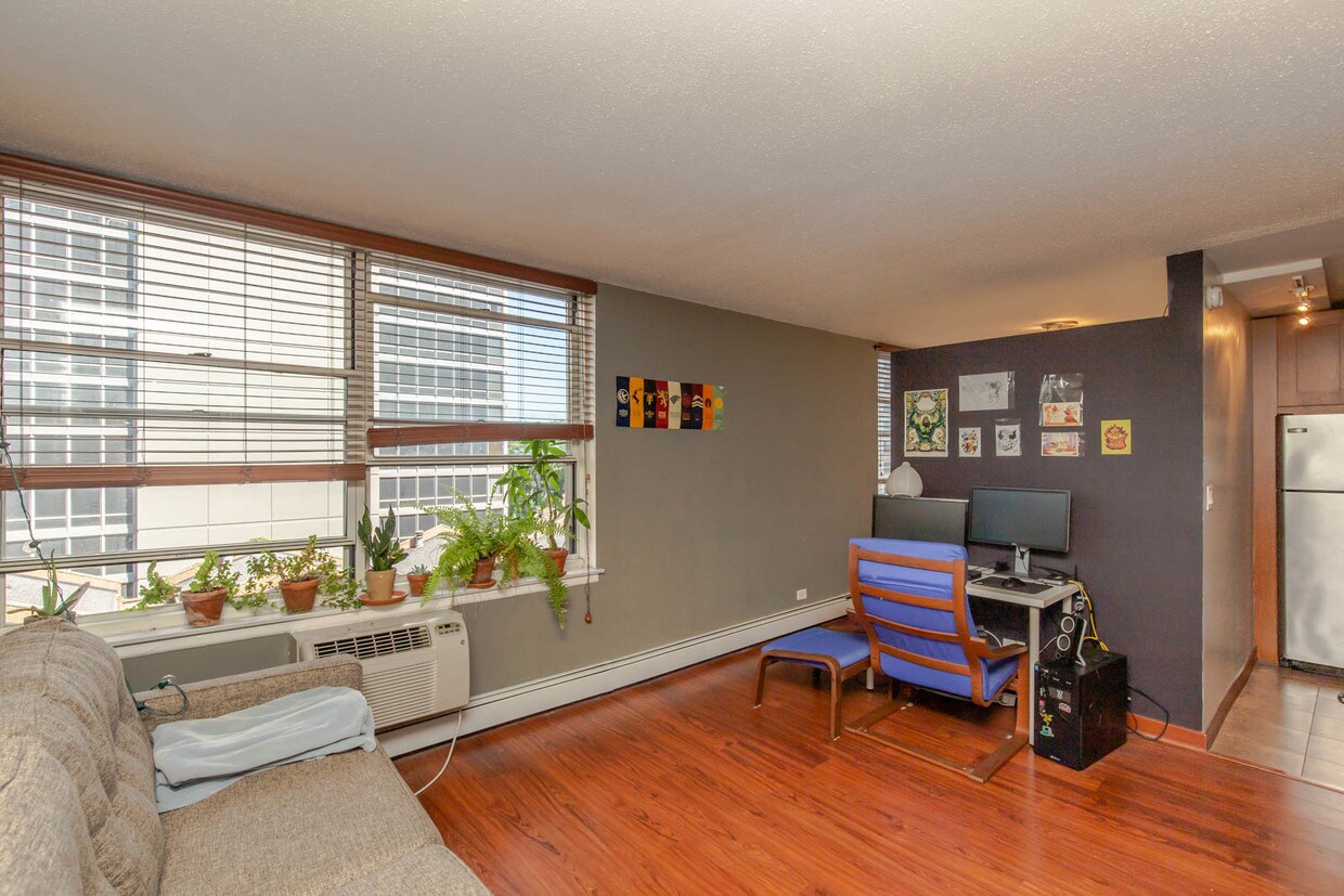 Primary Photo - 3033 N Sheridan Rd