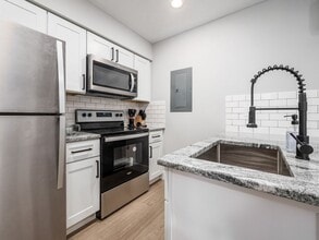 Building Photo - 494 Forest St