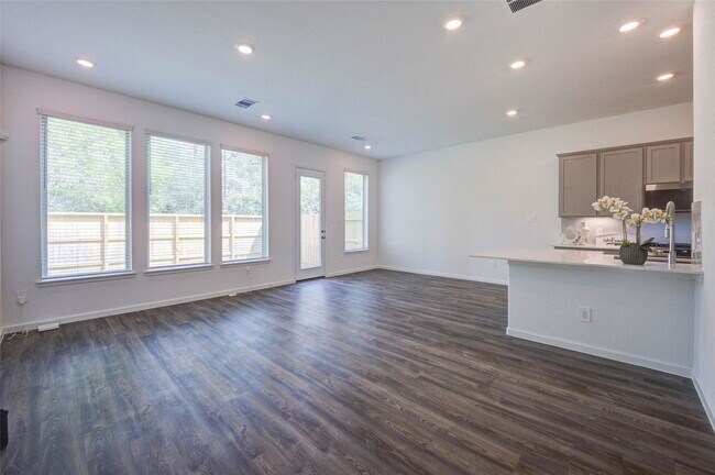 Building Photo - 609 Royal Arch Dr