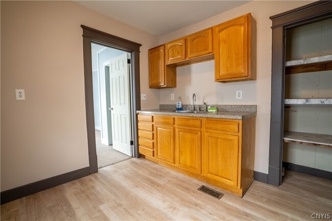 Building Photo - 208 E Clark St