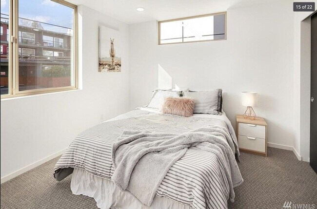 Foto del edificio - Updated West Seattle 3BR Townhome with Rooftop Deck!