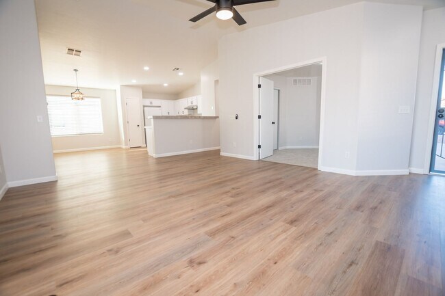Building Photo - 4 Bedroom, 2 Bath, Split Floor Plan, 2 Car Garage, Central A/C