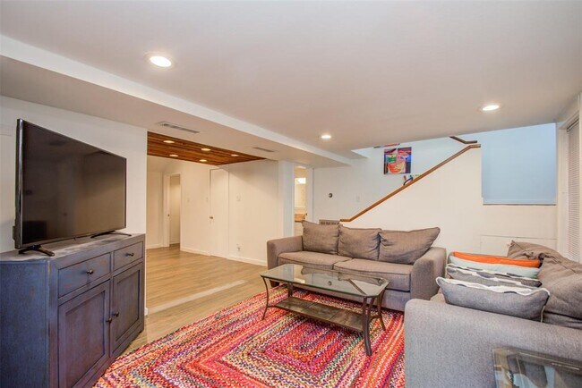 Foto del edificio - 6503 Mapleridge St