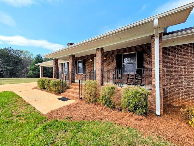 Building Photo - 3 Bedroom Brick Home Easley, SC