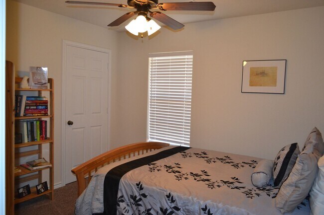 Foto del edificio - 3/3 WITH GREAT PRIVACY FENCED BACK YARD FOR YOUR FURRY FRIEND