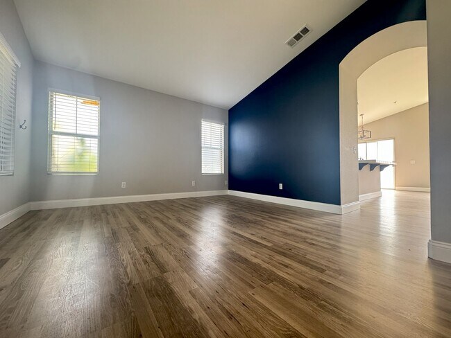 Foto del edificio - 4 Bedroom 2 Bathroom House Available Now I...
