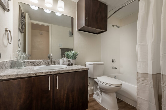 Baño contemporáneo en Oak Park Apartments - Oak Park