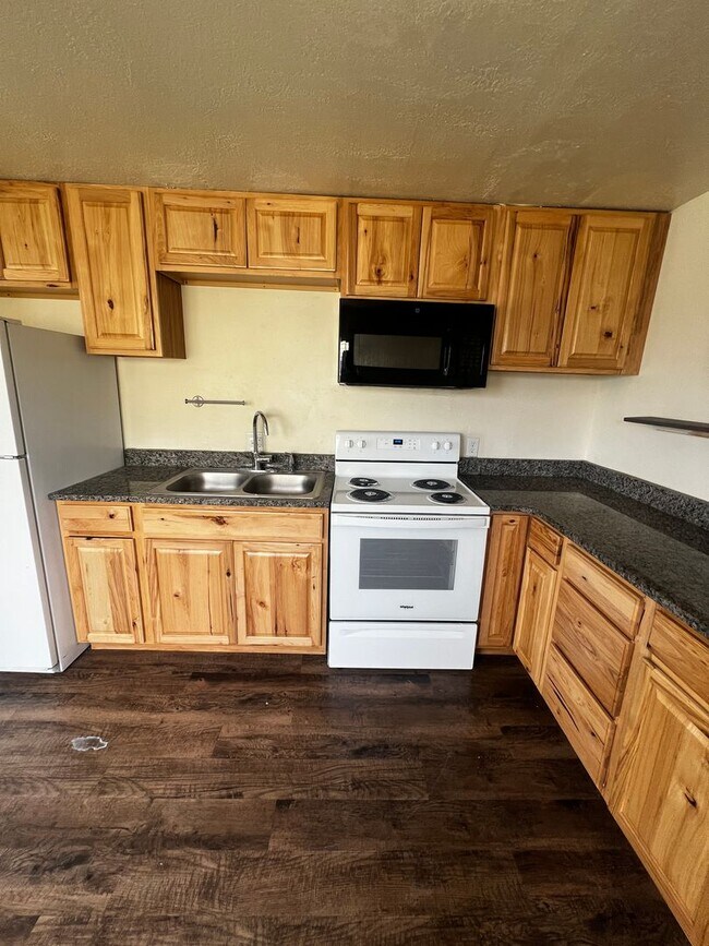 Foto del edificio - Adorable Three Bedroom One Bathroom Single Car Garage