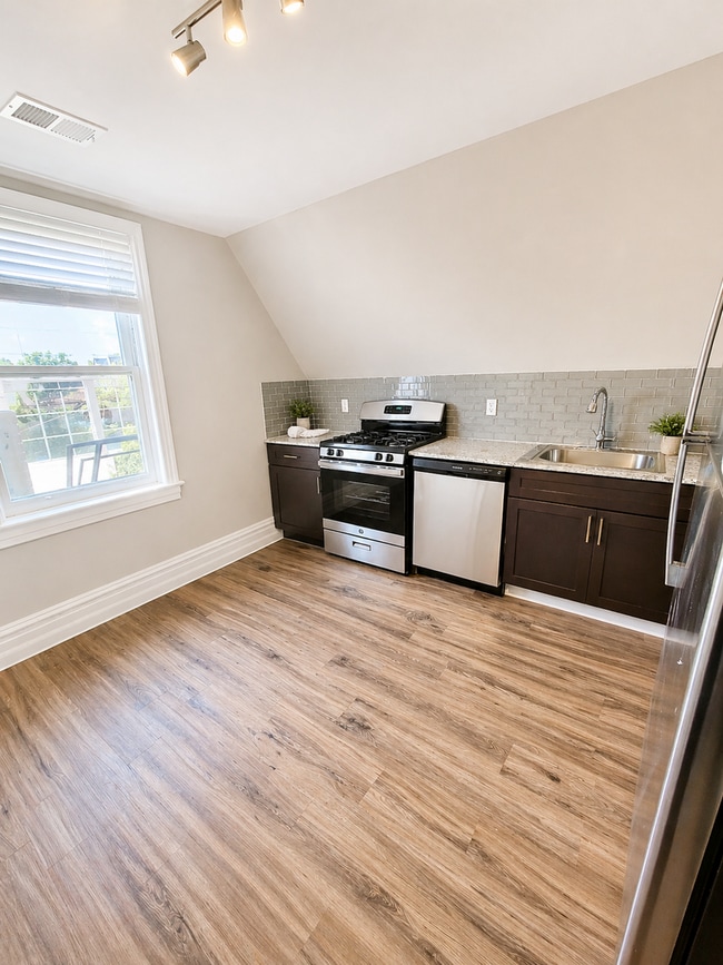 Photo - *** Amazing Shadyside Location * Renovated Apartment * Walk to Ellsworth and Walnut * Pet Friendl...