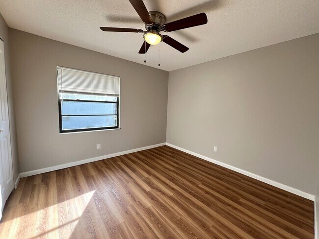 Foto del edificio - Updated 2 Bedroom / 1 Bathroom Upstairs Condo