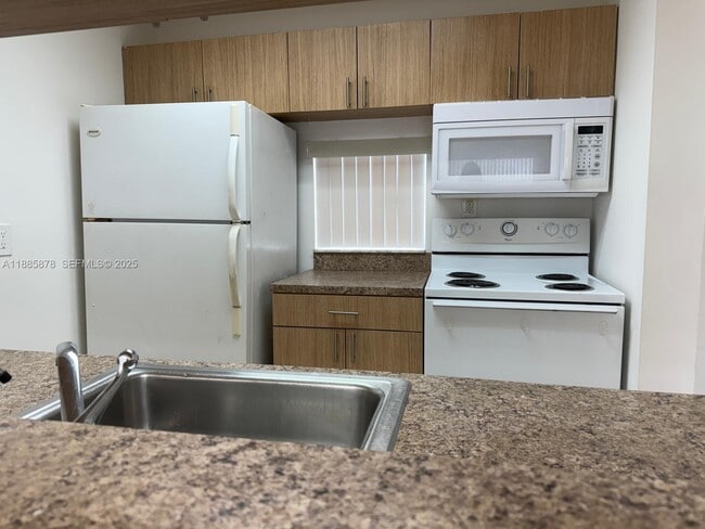 Foto del edificio - 8550 N Sherman Cir