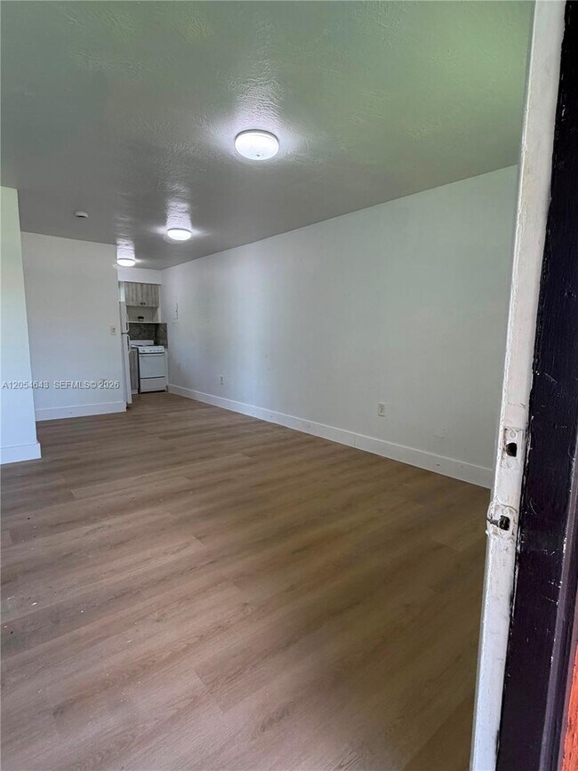 Building Photo - 1465 W 28th St